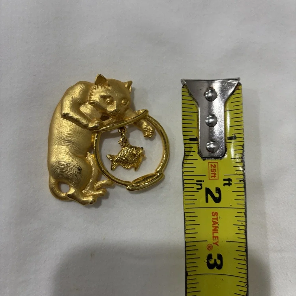 Vintage JJ Jonette Jewelry Cat with Paw in Fish Bowl Gold Tone Pin Brooch Signed